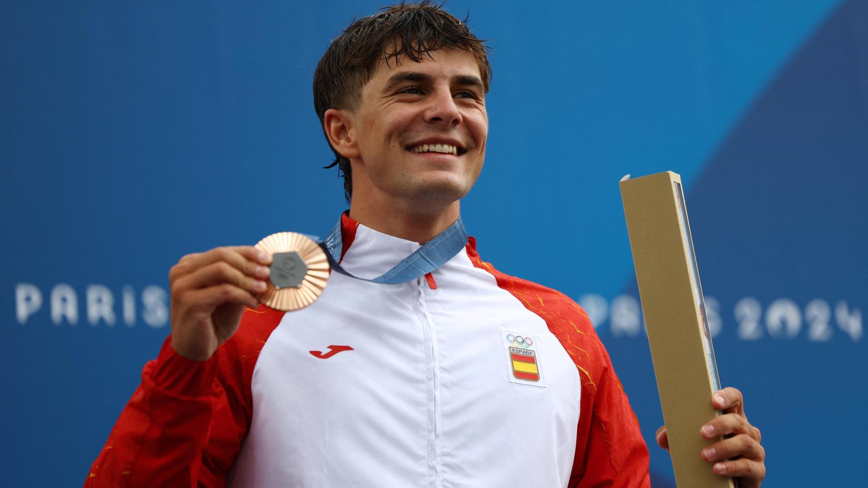 Pau Echaniz muestra su medalla de bronce en k1, conseguida este jueves.