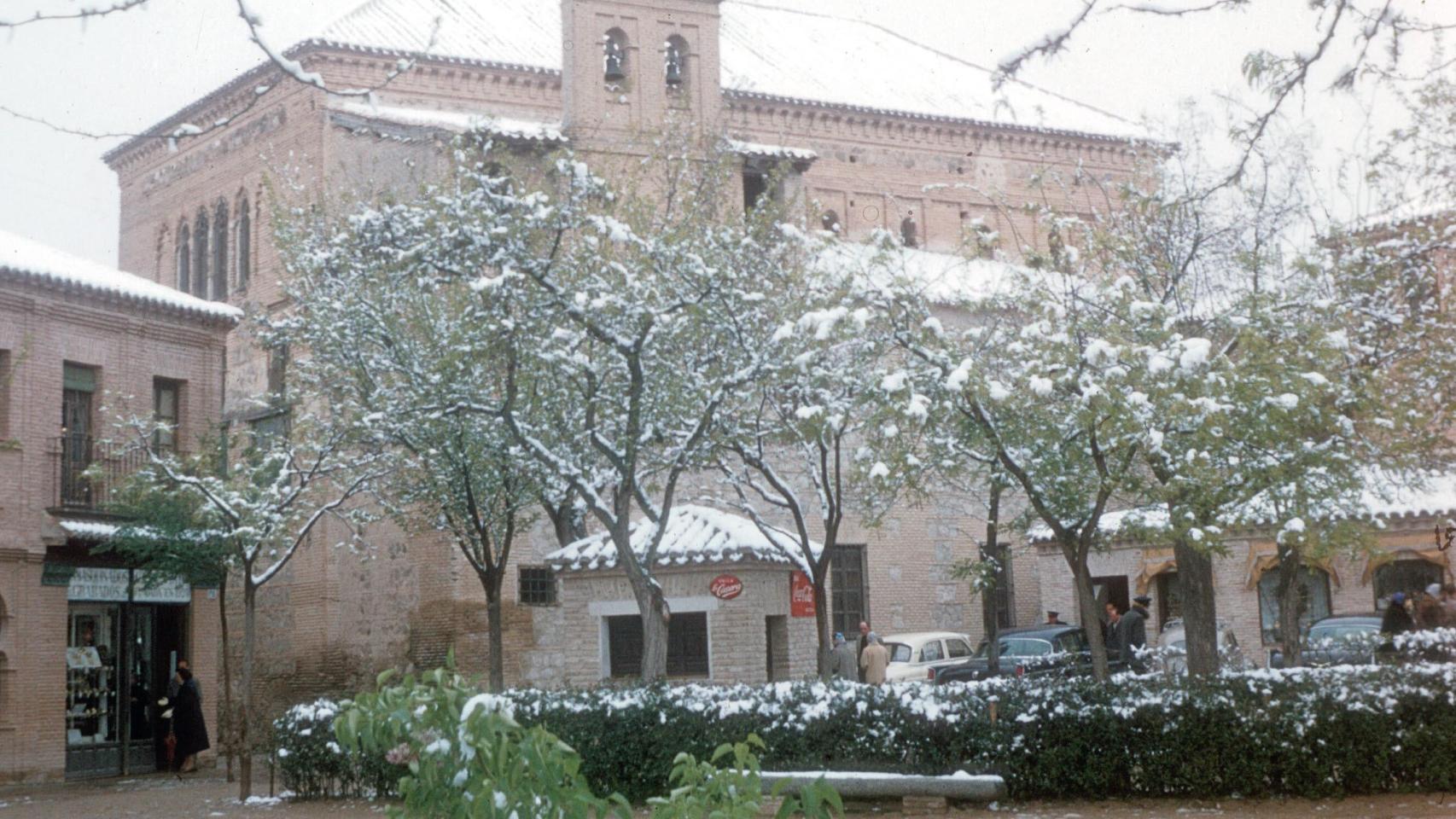 El Paseo del Tránsito, en Toledo, tras la nevada de abril de 1958.