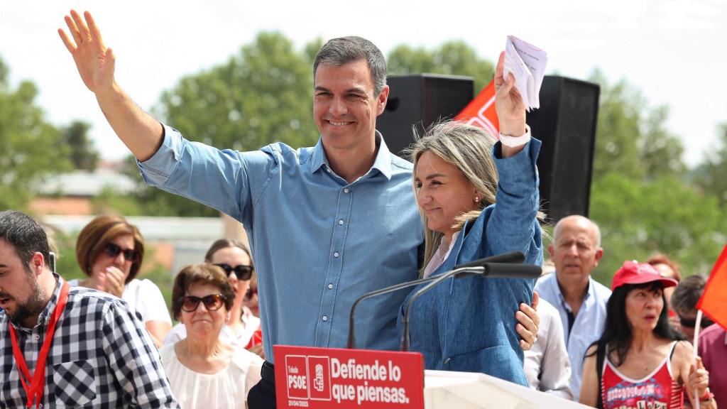 Pedro Sánchez y Milagros Tolón en un acto electoral celebrado en abril de 2023 en Toledo.