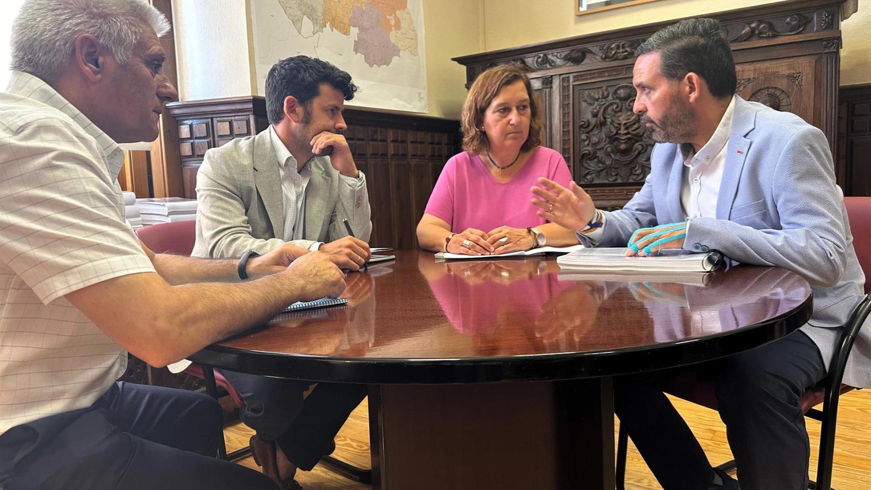 La presidenta de la Diputación de Toledo, Conchi Cedillo, y el vicepresidente, Joaquín Romera, mantiene una reunión con el alcalde de Chueca, Antonio Arco.