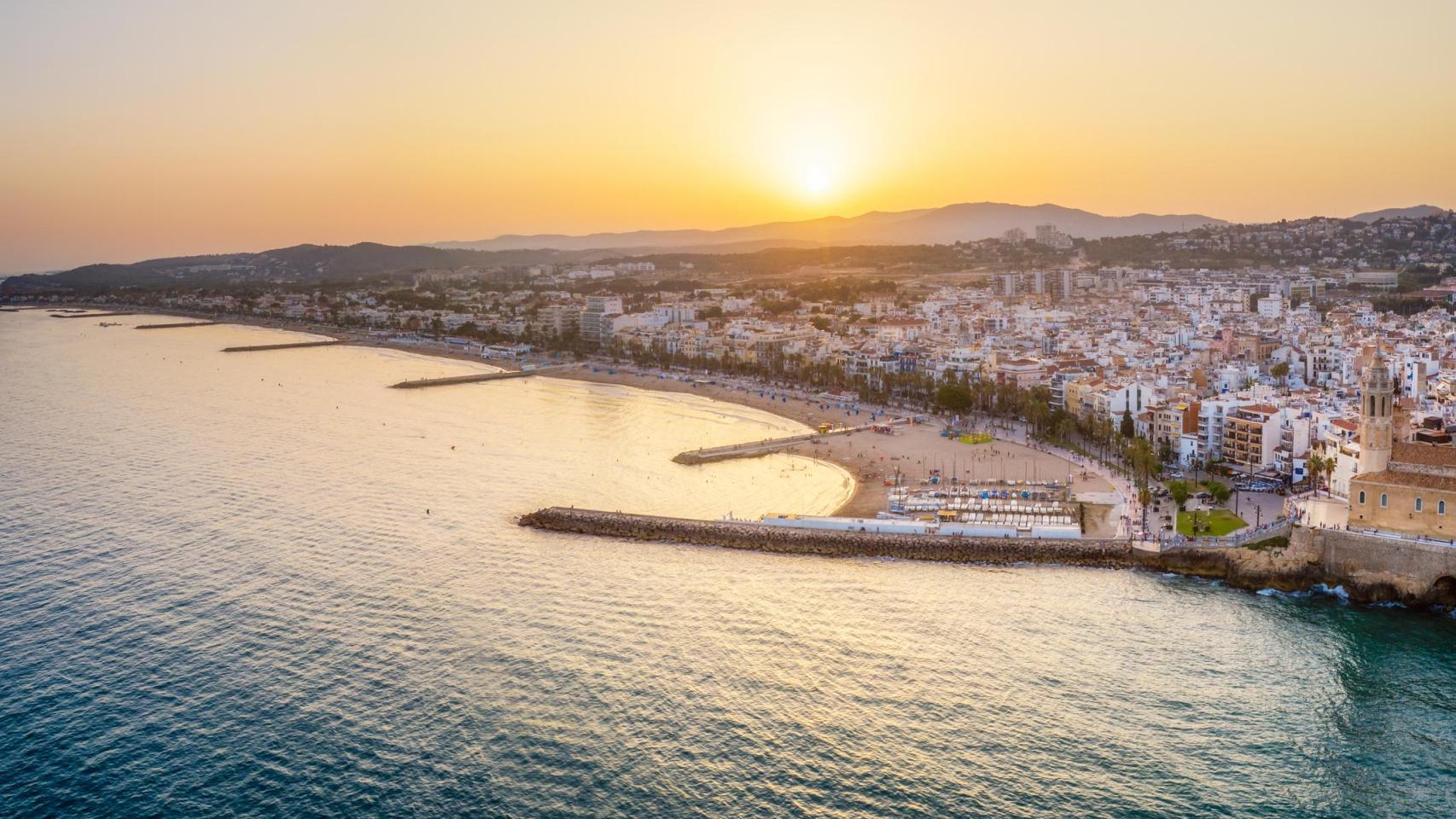 Panorámica de la playa de Sitges, España.