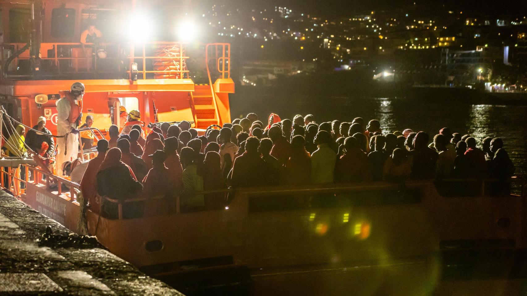 Salvamento Marítimo rescata un cayuco con 140 personas a bordo en Arguineguín el pasado 23 de julio.