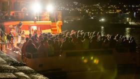 Salvamento Marítimo rescata un cayuco con 140 personas a bordo en Arguineguín, el 23 de julio.