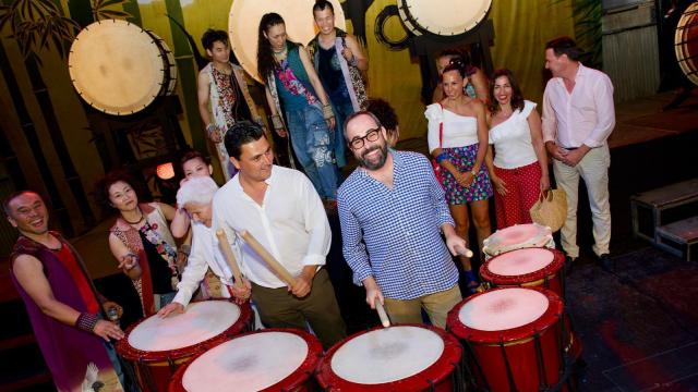 El director del Festival Internacional de Teatro de San Javier, David Martínez (c), tocando unos instrumentos de percusión de la compañía Yamato junto al alcalde de San Javier, José Miguel Luengo (i).