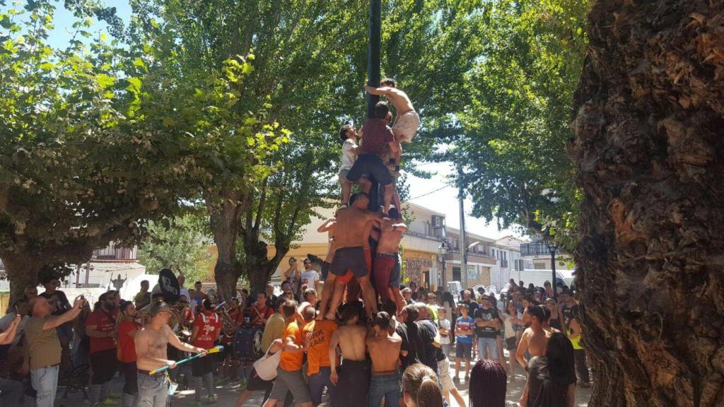 La cucaña en unas fiestas de Soto del Real en una imagen de archivo.