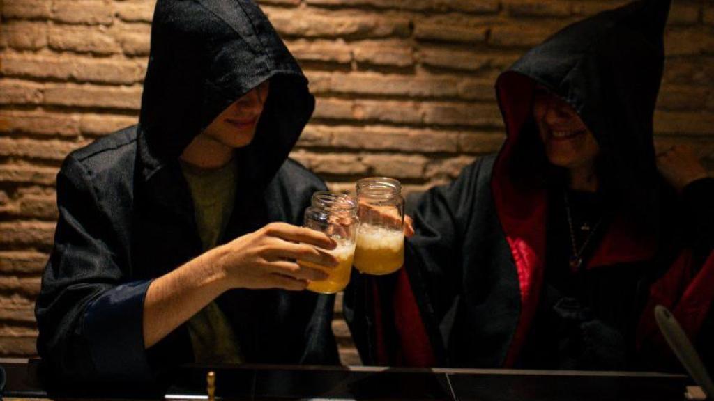 Los aprendices de magos y brujas disfrutando de los cócteles mágicos del Hocus Pocus.