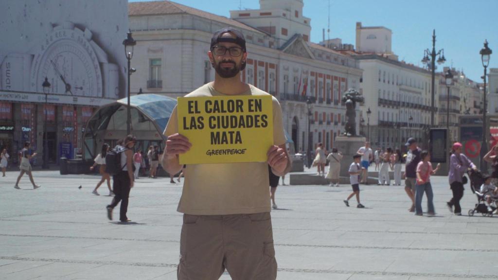 Activista de Greenpeace denunciando la situación de calor extremo en Madrid.