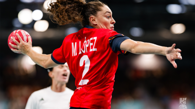 Marta López con la selección española de balonmano en París 2024