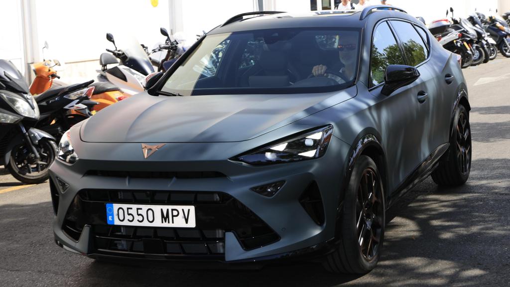 El rey Felipe VI con su nuevo coche por Mallorca.