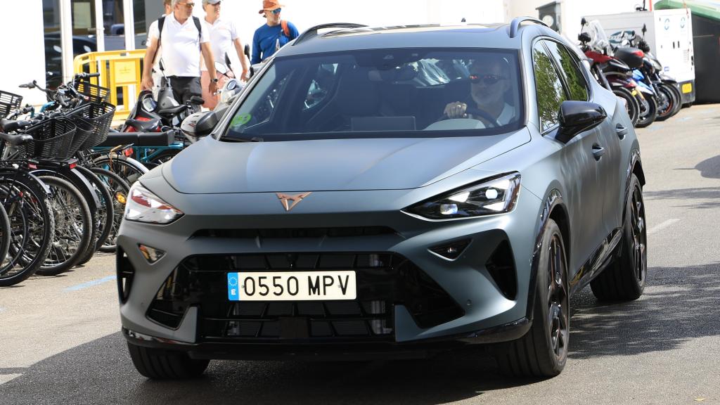 El rey Felipe VI con su nuevo coche por Mallorca.