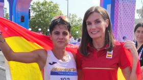 La Reina, con la atleta María Pérez.