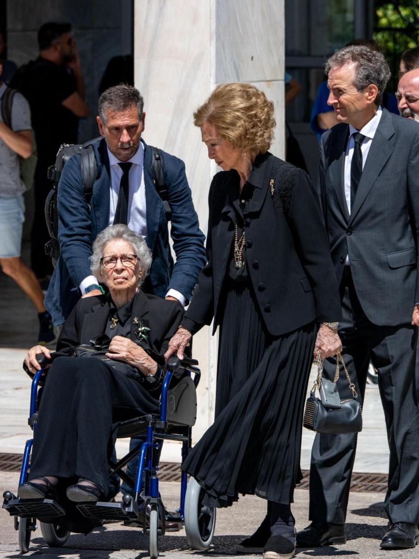 La reina Sofía y su hermana, Irene de Grecia, a la llegada a la iglesia.