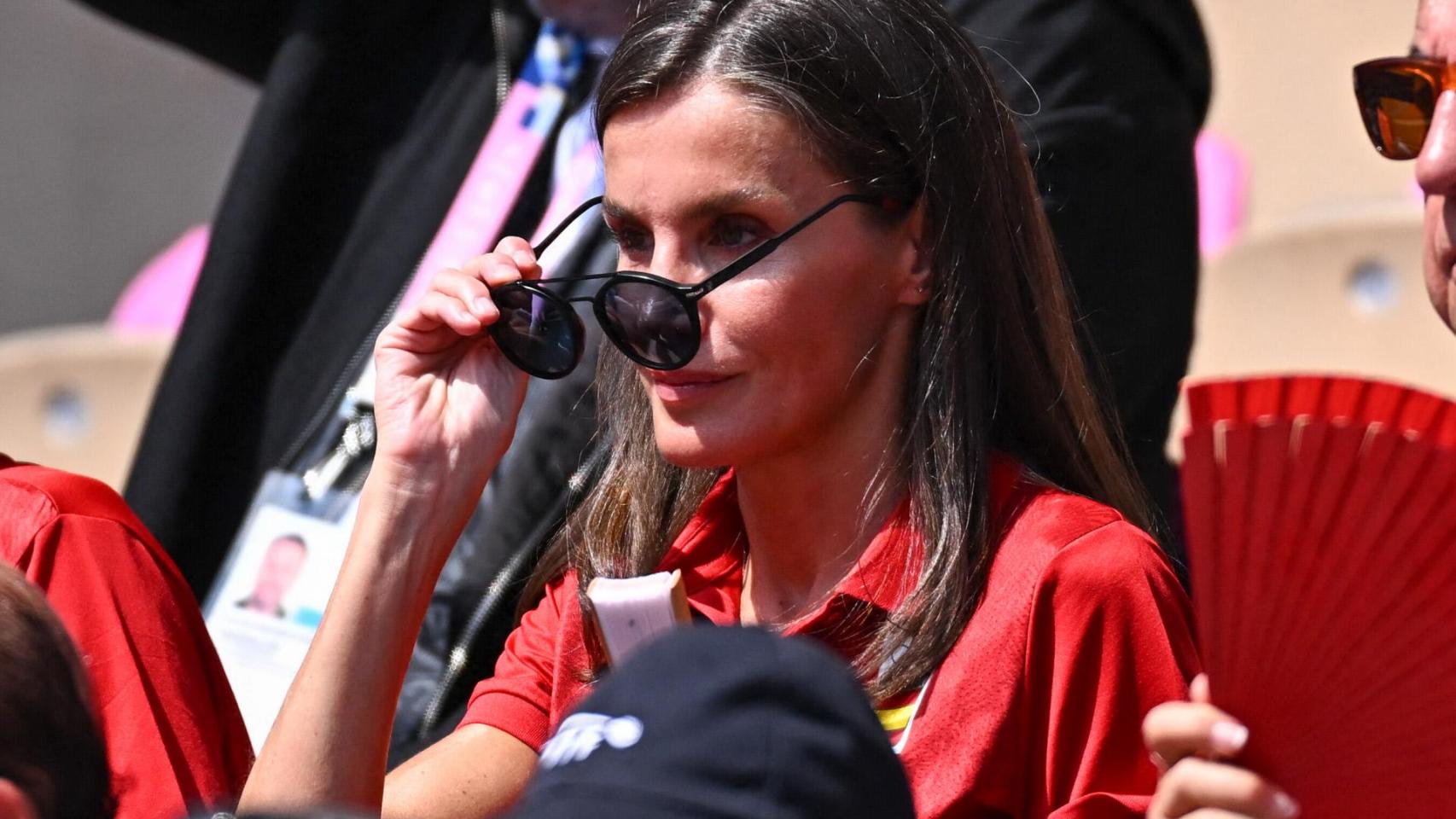 La Reina, con sus gafas de sol en la grada.