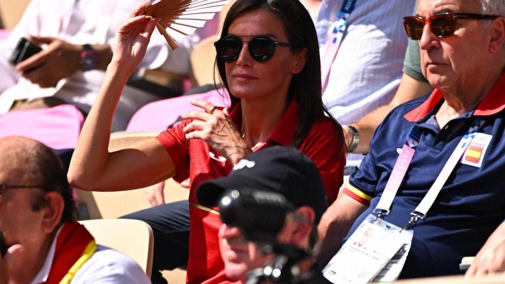 Letizia se tapa con el abanico para mitigar el intenso sol.