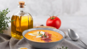 Presentación de salmorejo, huevo duro y jamón.