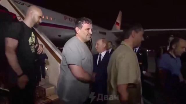 Pablo González baja del avión antes de estrechar la mano a Putin.