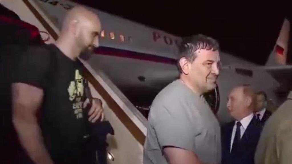 Pablo González baja del avión antes de estrechar la mano a Putin.