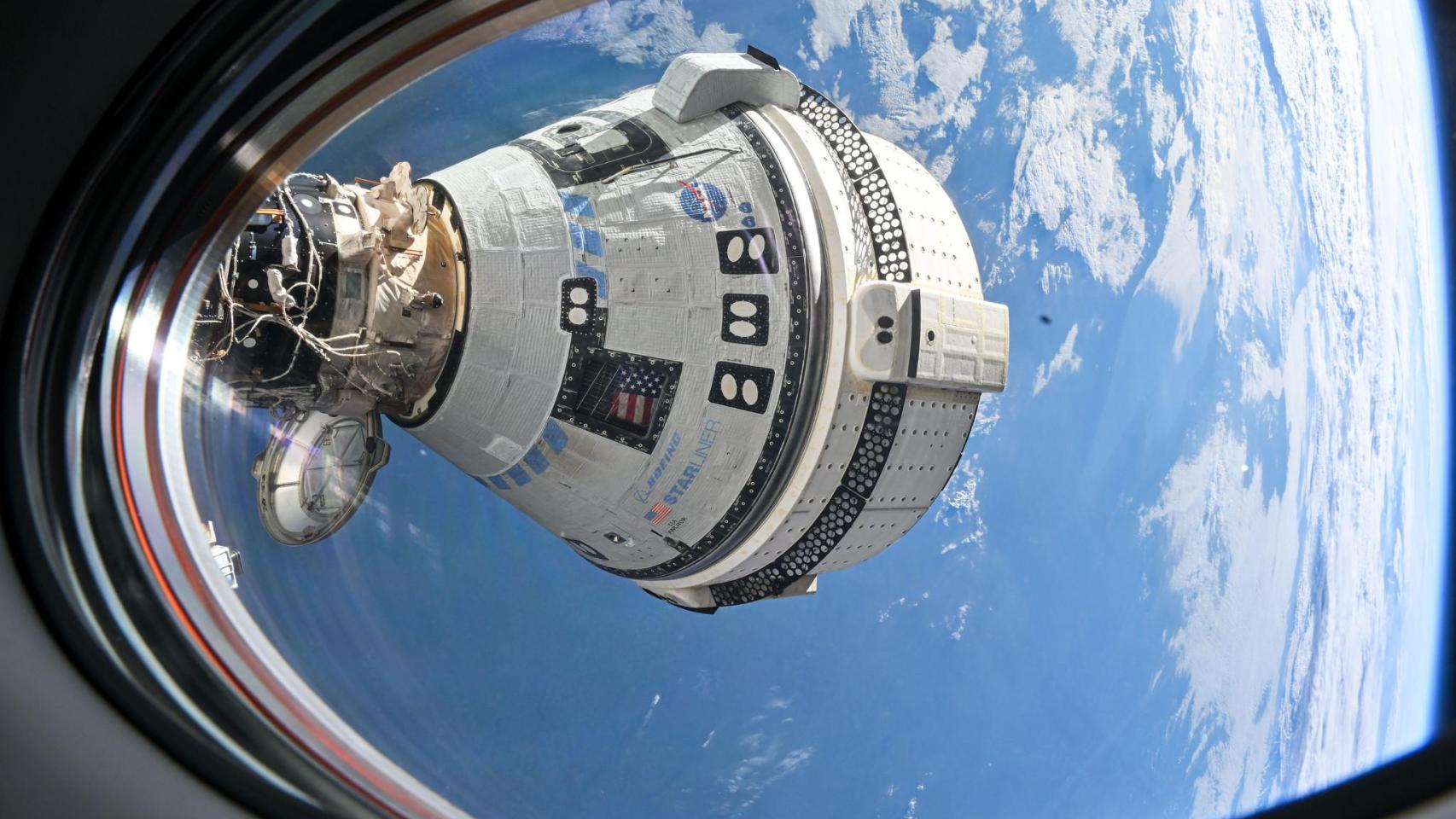 Starliner fotografiada desde dentro de la ISS