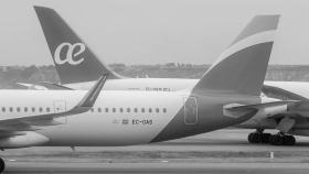 Un avión de Iberia y otro de Air Europa, en el aeropuerto de Barajas.