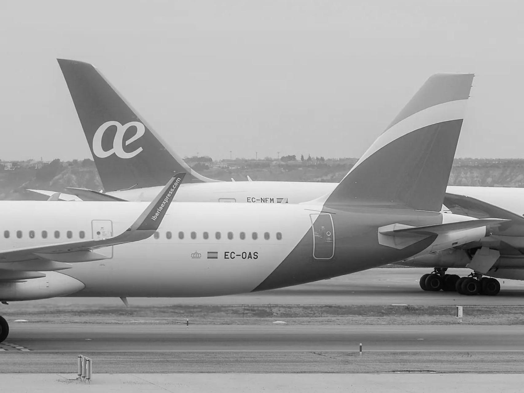 Un avión de Iberia y otro de Air Europa, en el aeropuerto de Barajas.