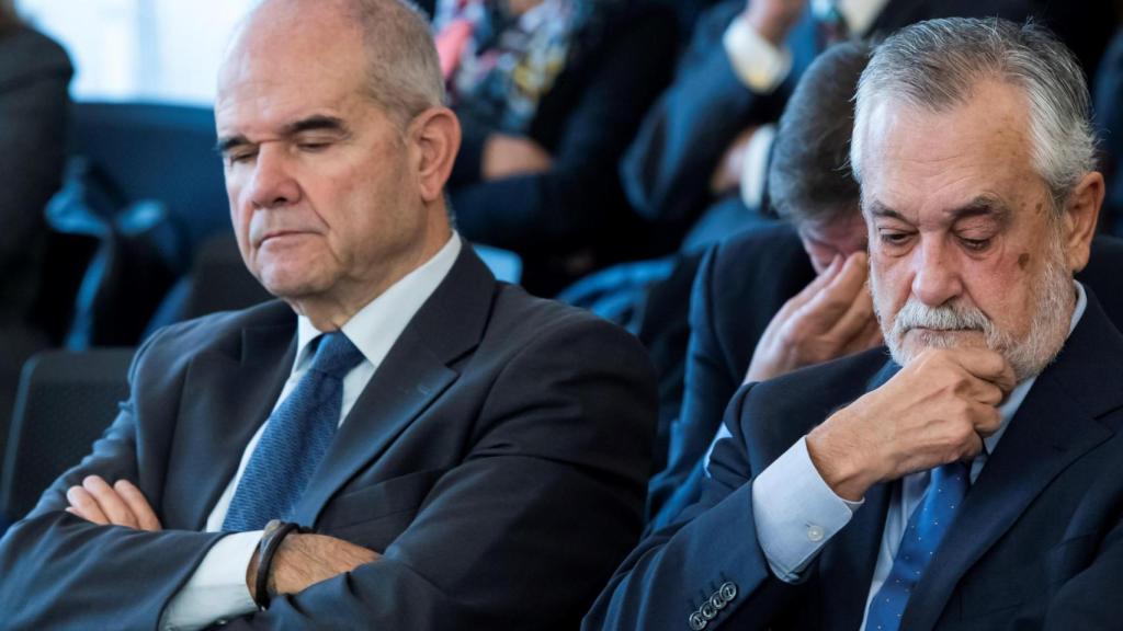 Los expresidentes andaluces Manuel Chaves y José Antonio Griñán, en la Audiencia de Sevilla en 2018.