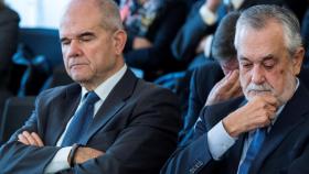 Los expresidentes andaluces Manuel Chaves y José Antonio Griñán, en la Audiencia de Sevilla en 2018.