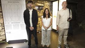 Inés Rey, entre Berio Molina y Ángel Cerviño, en el interior de la Torre de Hércules.