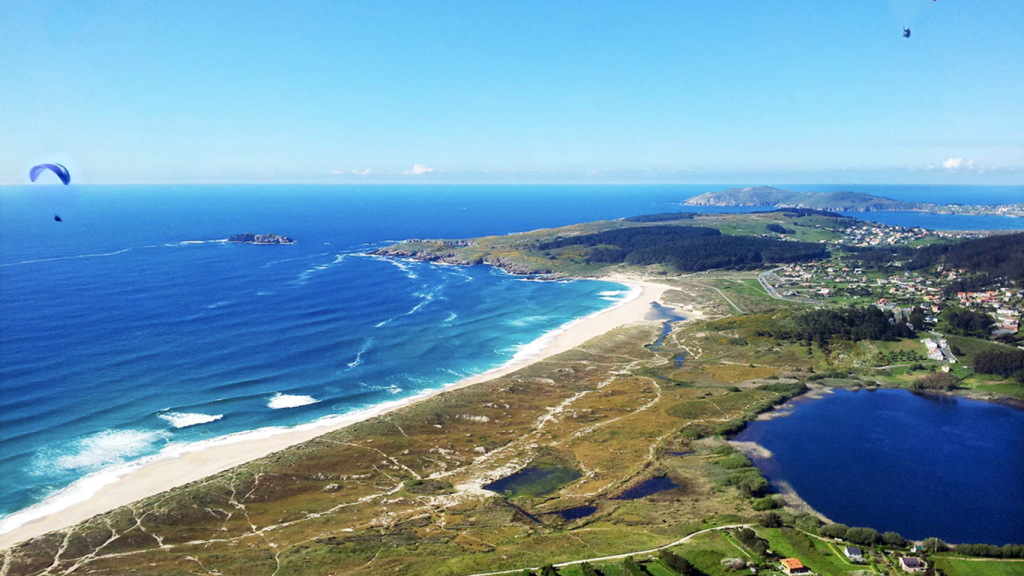 Vista aérea de la playa y la laguna de Doniños