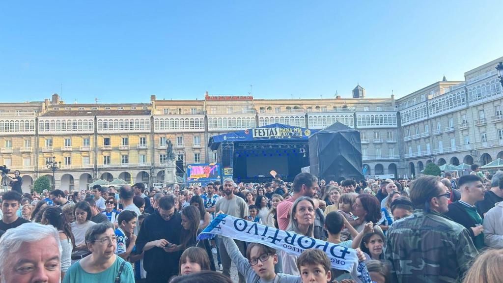 Ambiente en la Plaza de María Pita para el pregón de Lucas Pérez