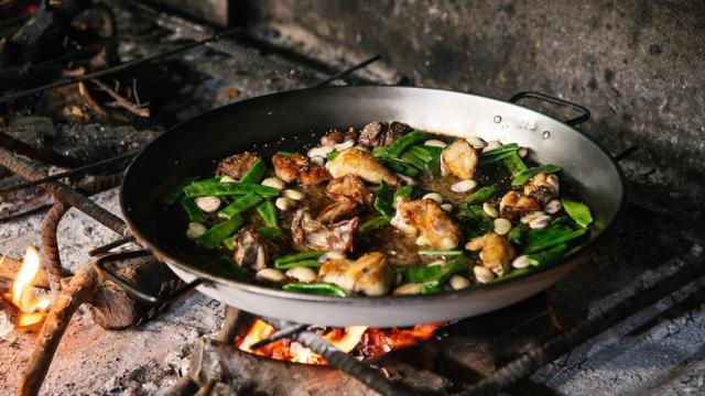 Una de las paellas del restaurante.