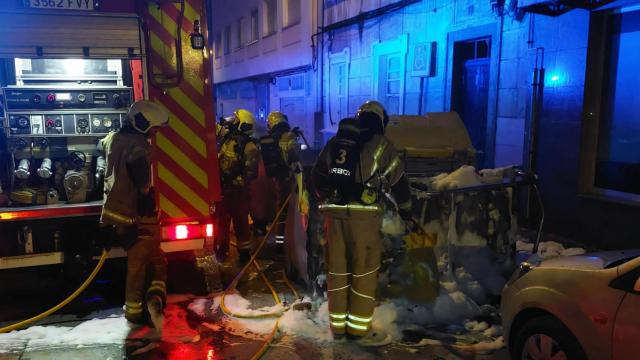 Bomberos de A Coruña extinguiendo un incendio en un contenedor, en una imagen de archivo