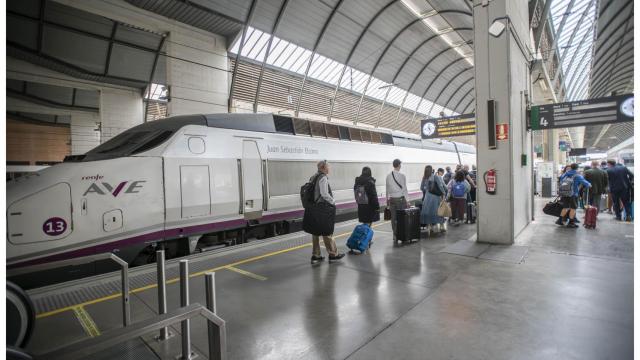 Viajeros preparados para montarse en un tren de alta velocidad en la estación de Santa Justa.