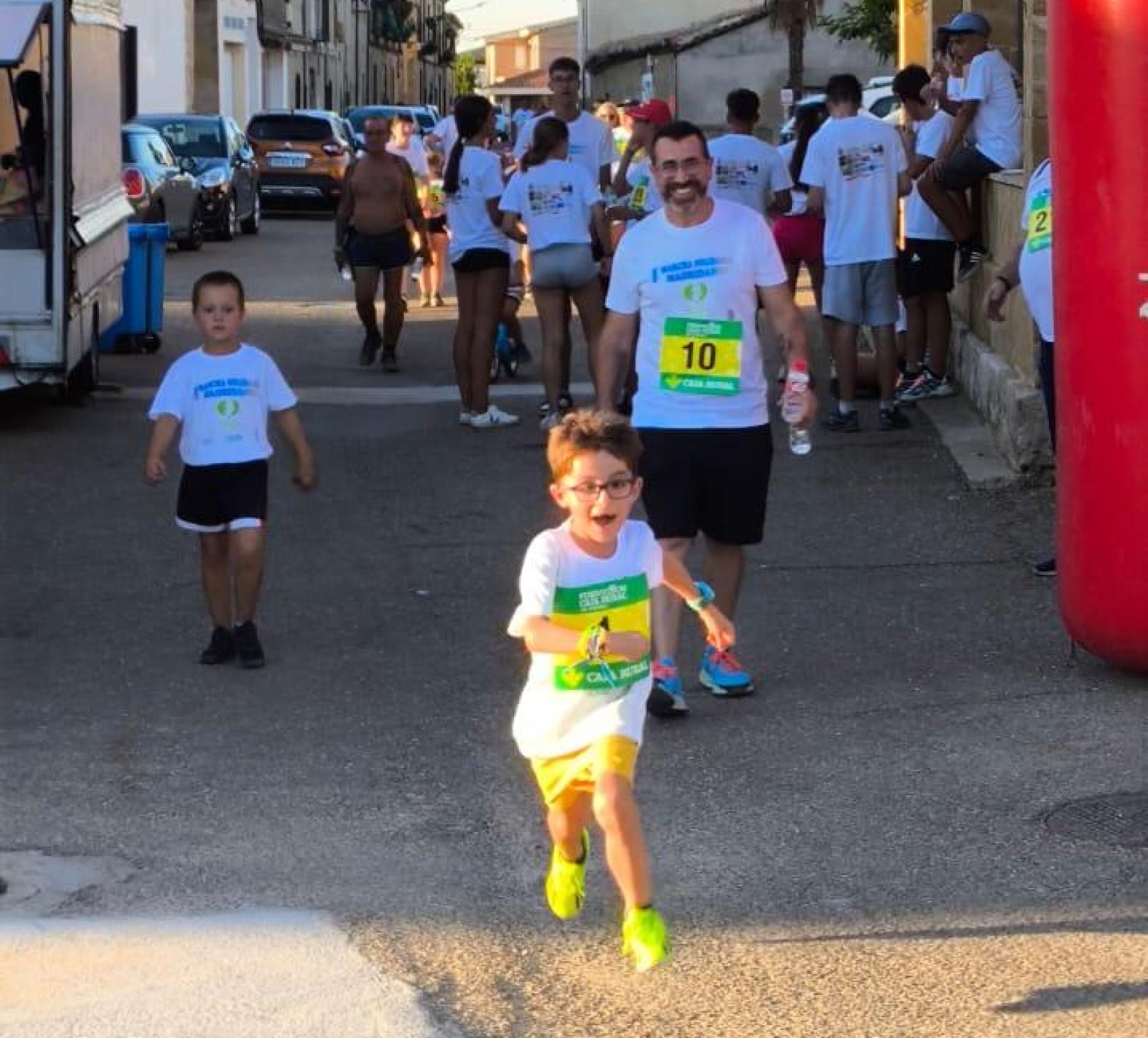 El pequeño Sergio completando la carrera