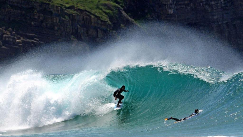 Un surfista en la Playa de Los Locos