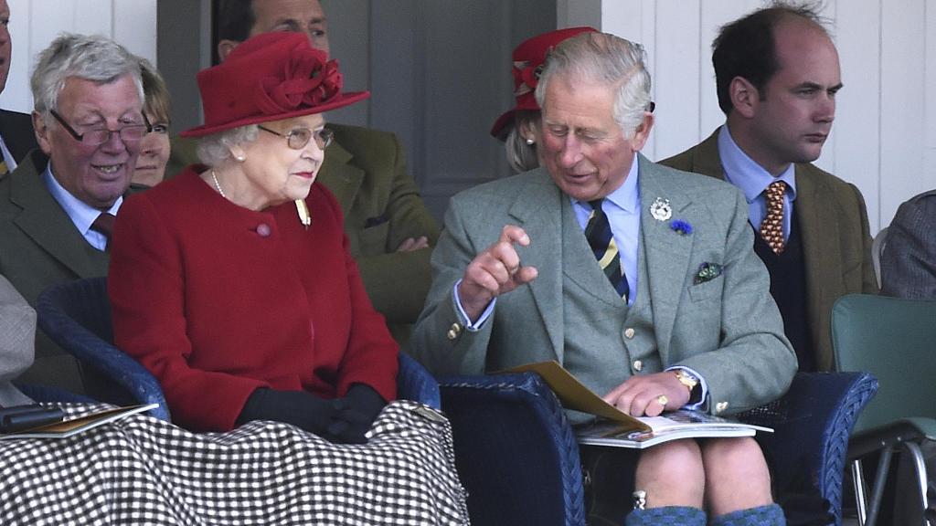Carlos III junto a su madre, la reina Isabel II.