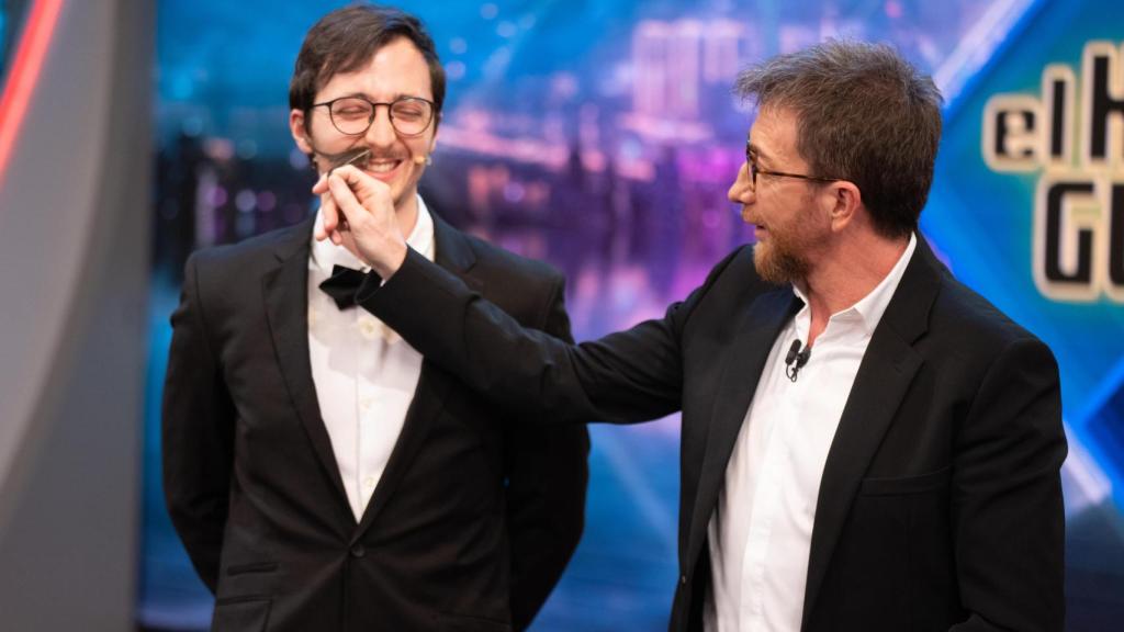 Adrián Cervera, en 'El Hormiguero', con su tío Pablo Motos.