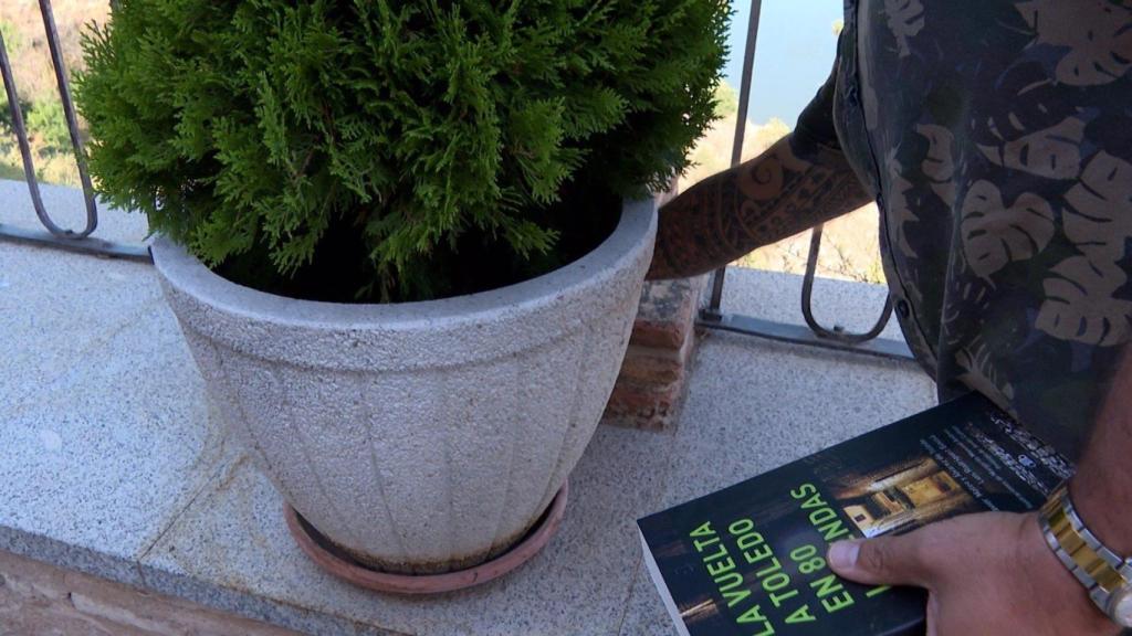 Uno de los libros escondidos en las calles de Toledo.