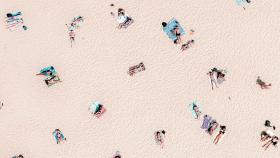Varias personas en una playa tomando el sol