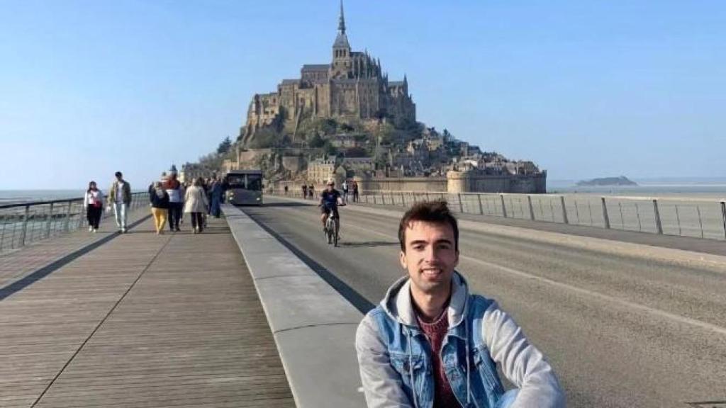 Bruno durante un viaje a Francia, con el Mont Saint Michel al fondo.