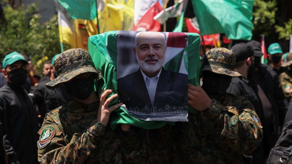 Manifestantes sostienen un ataúd simulado con una foto del jefe de Hamás Ismail Haniyeh, asesinado en Irán, durante una protesta contra su asesinato, en Beirut, Líbano.