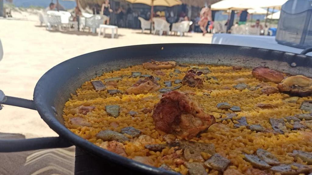 Paella valenciana servida en el chiringuito.