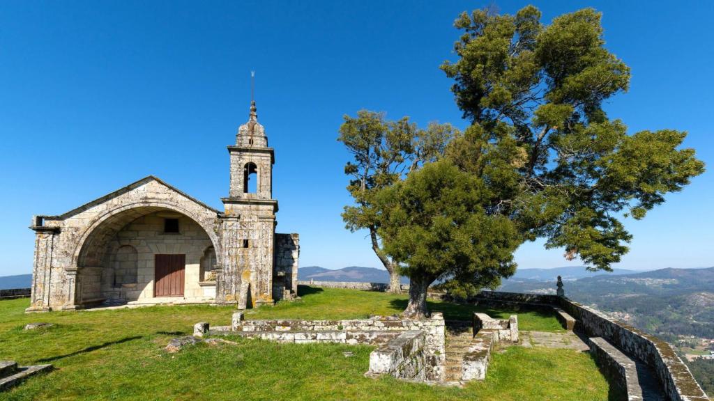 Vista de la Ermida da Peneda y la sobreira centenaria