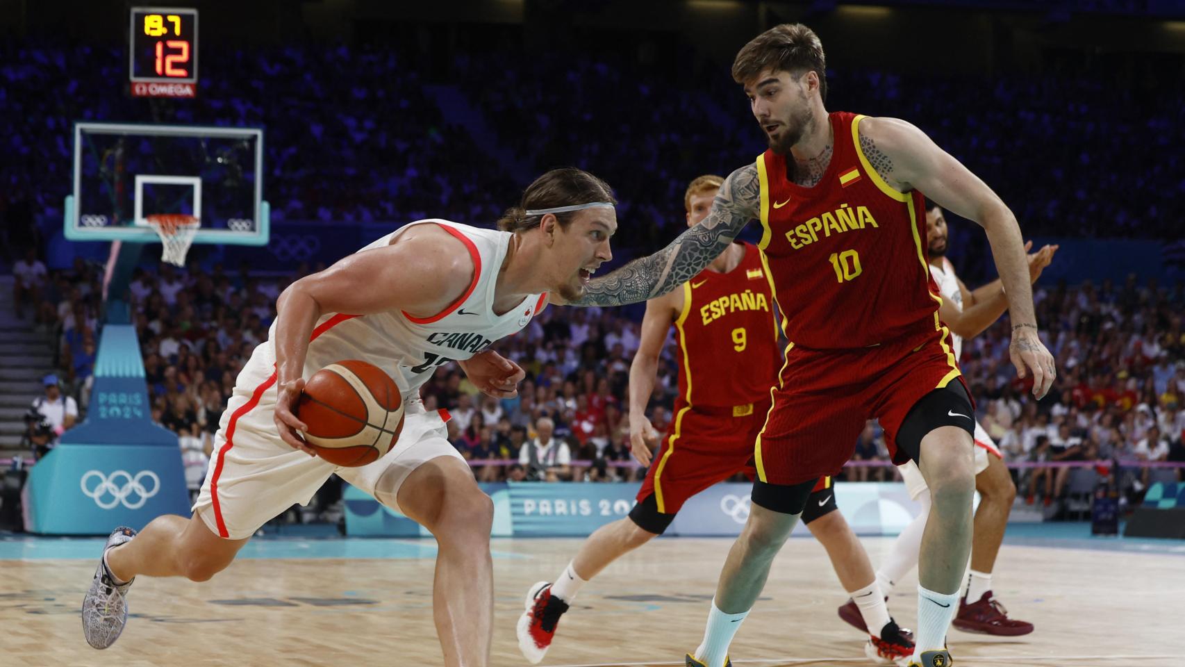 Juancho Hernangómez defiende a Kelly Olynyk durante el partido ante Canadá en los Juegos Olímpicos de París.