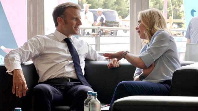 Emmanuel Macron y Giorgia Meloni durante la reunión que han mantenido este viernes en el Palacio de Versalles.