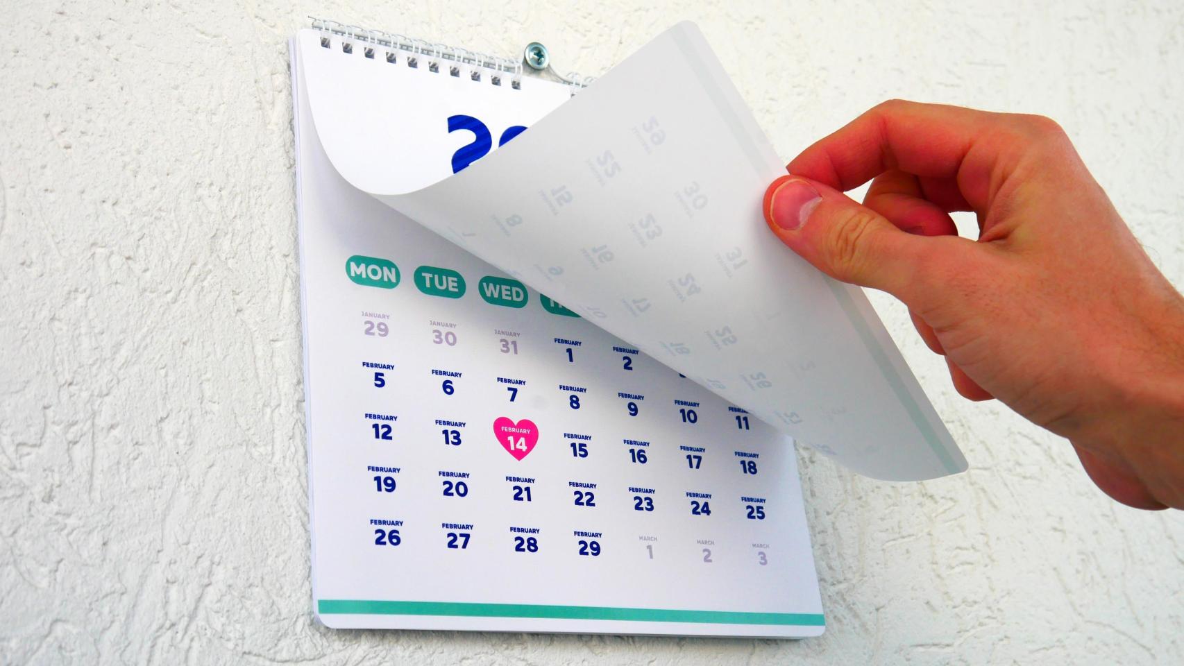 Imagen de una persona con un calendario (Shutterstock).