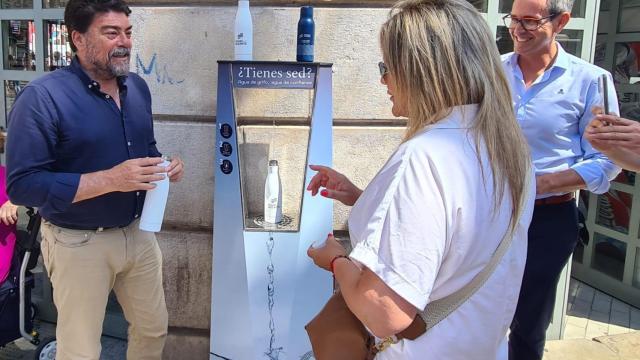 Alicante instala junto a Aguas de Alicante un total de 6 surtidores de agua fría por diferentes zonas de la ciudad.