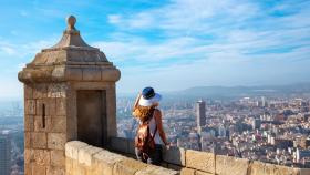 Una turista contempla las vistas desde el Castillo de Santa Bárbara.