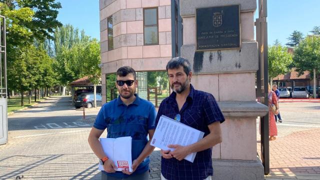 El coordinador del Sector Autonómico de la Federación de Servicios a la Ciudadanía (FSC) de CCOO Castilla y León, Juan Carlos Hernández, registra las 3.000 firmas para pedir un concurso abierto y permanente