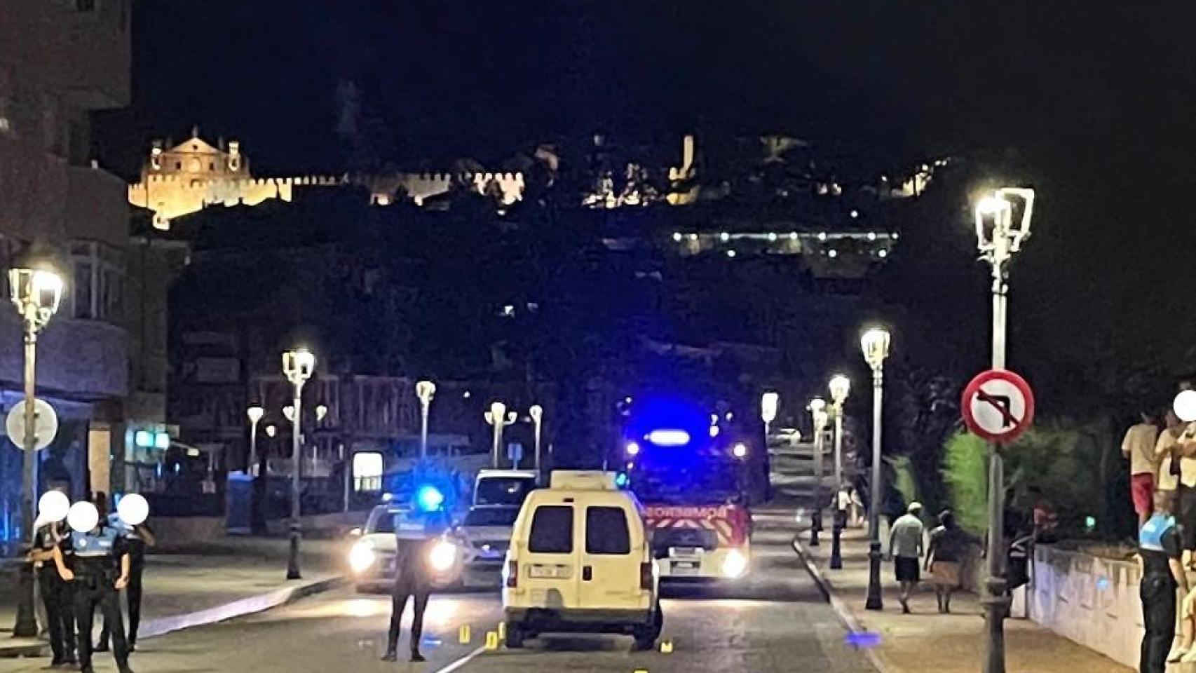Policía y bomberos trabajando en el atropello en Ávila