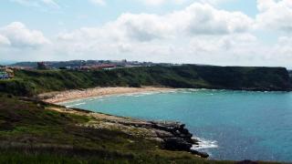 La playa más cerca de Burgos está a 164 km y a menos de dos horas: calas rocosas y arena fina en un excepcional entorno natural